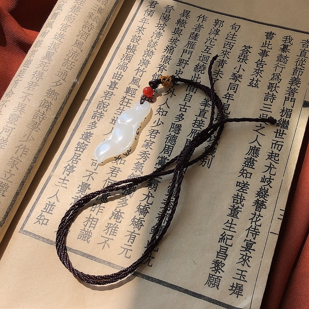 精致款和田玉吊坠寓意好项链和田玉羊脂级超白润豆角福豆挂件