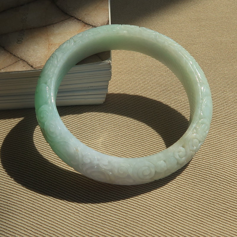 几十年前满工雕花手镯翡翠