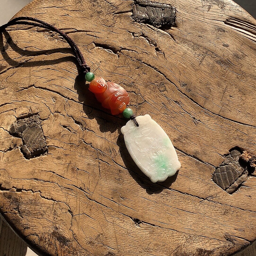 清代白底青翡翠阳绿牌+玛瑙猴挂件可拆开两件配饰两颗辣绿翡翠珠