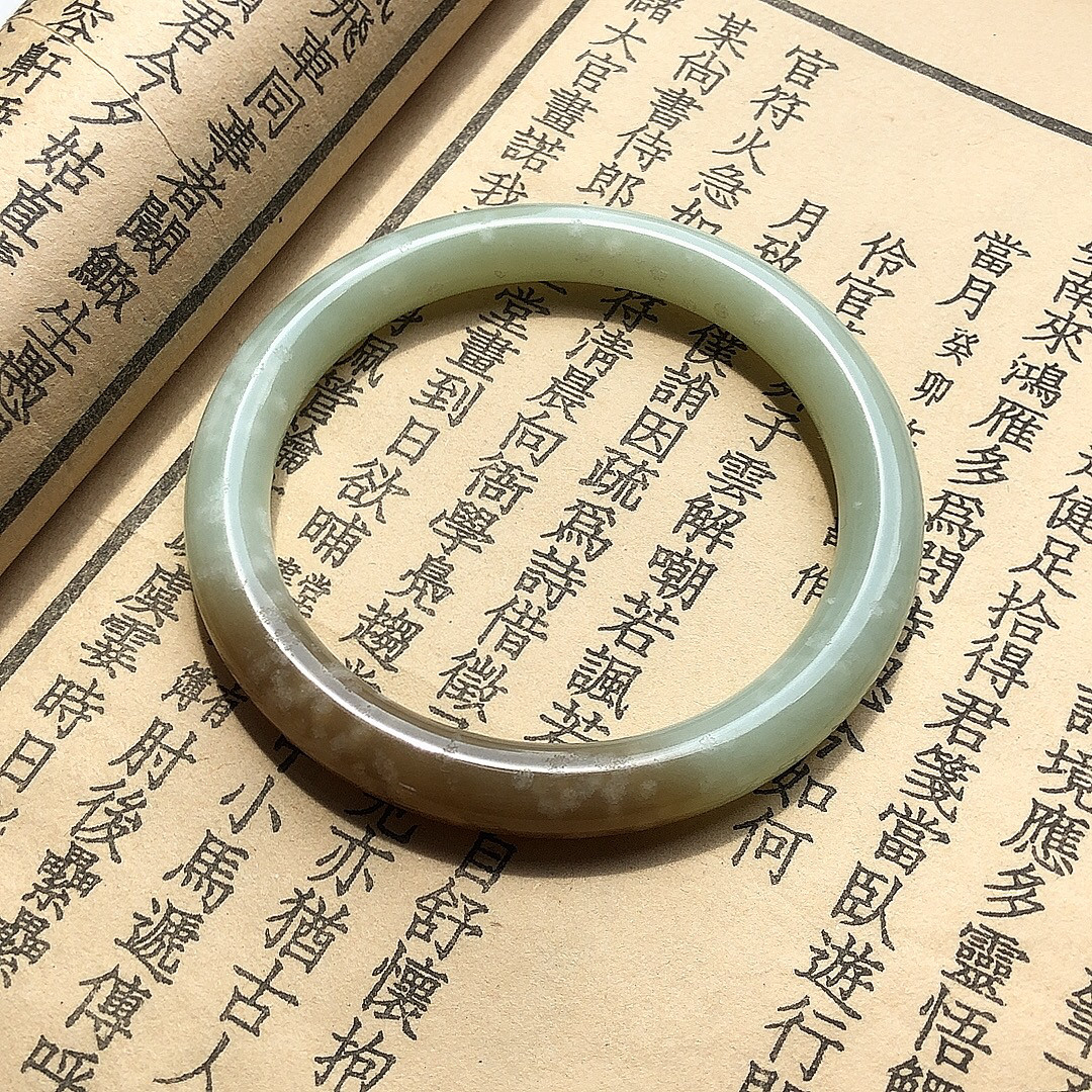 60新疆和田玉糖皮手镯籽料棉点状如雪花超漂亮油润玉镯子大圈口