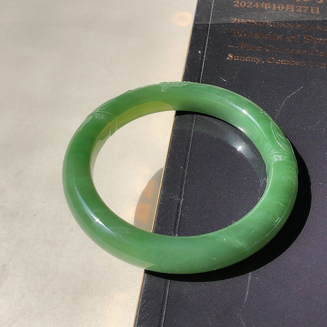 56新疆天然碧玉籽料镯超细腻柔美雕梅花镯子和田玉猫眼光泽保真