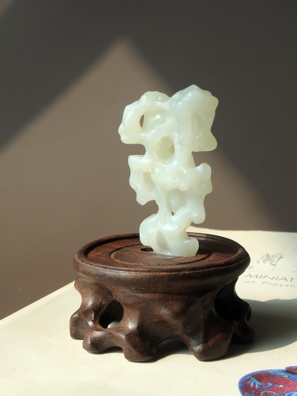 天然和田白玉羊脂级玉石摆件太湖石配红木座茶道雅物籽料手工雕珍