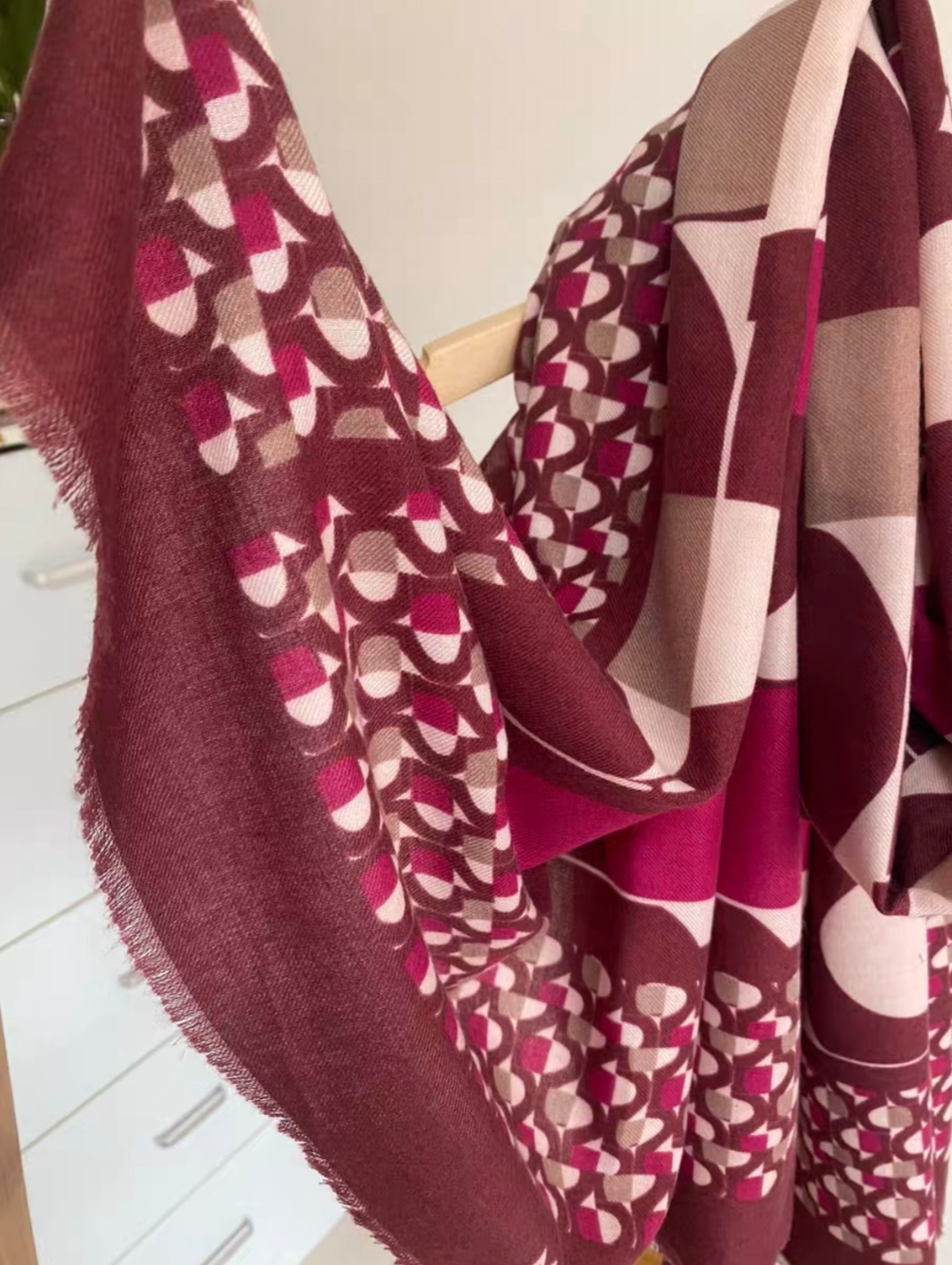 外贸出口意大利单简约大气几何图形红色系防晒纱巾空调房披肩瑕