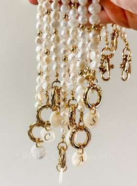 InTheCase 经典巴洛克白珍珠天然淡水珠链字母定制防摔手机绳挂链