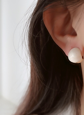 高级感米白气质豆豆无耳洞蚊香盘耳夹女硅胶无痛防掉耳饰港风新款