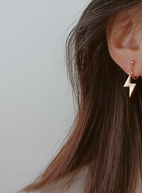 小闪电精致小巧金色蚊香盘耳夹女气质百搭ins高级感无痛硅胶垫新