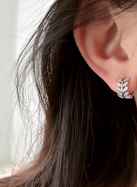 高级感银色叶子蚊香盘耳夹女无痛无耳洞饰品简约锆石耳圈小众新款