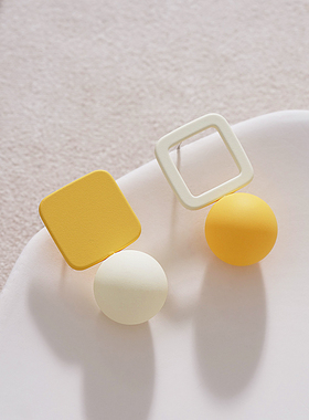 嫩黄色爱心小香风耳钉独特设计感不对称耳环复古港风气质新款耳饰