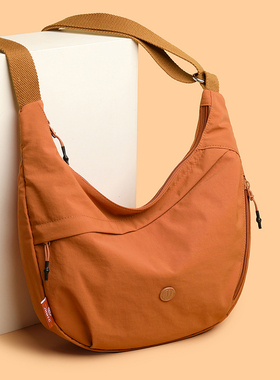 斜挎包包女2025新款大容量单肩包运动百搭饺子包女休闲通勤背包