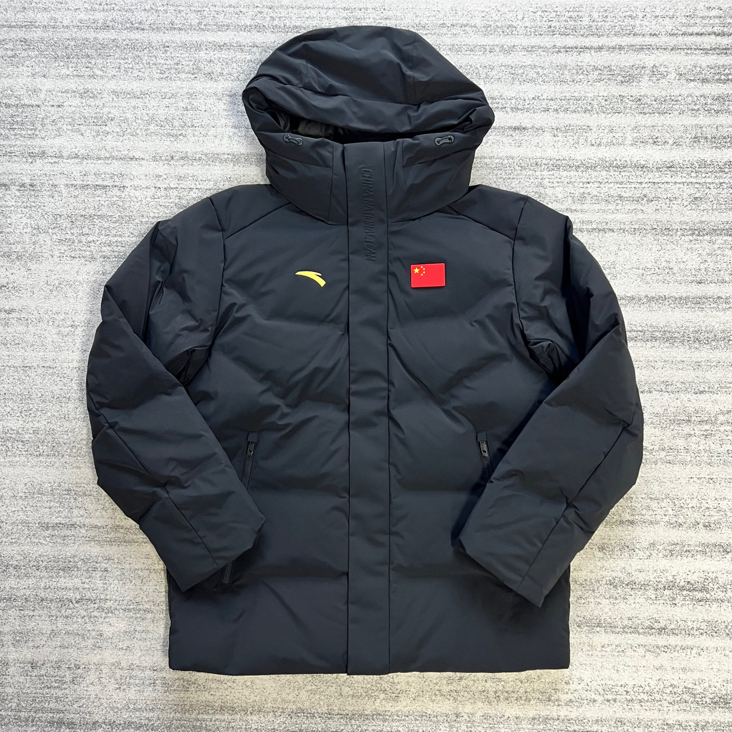ANTA安踏赞助国家队2026新款羽绒服基础黑运动短羽绒服防寒保暖