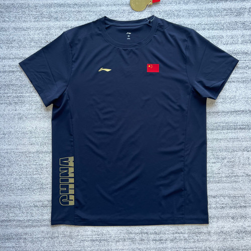 Lining/李宁赞助中国运动代表团国家队深幽蓝短袖圆领速干T恤国服