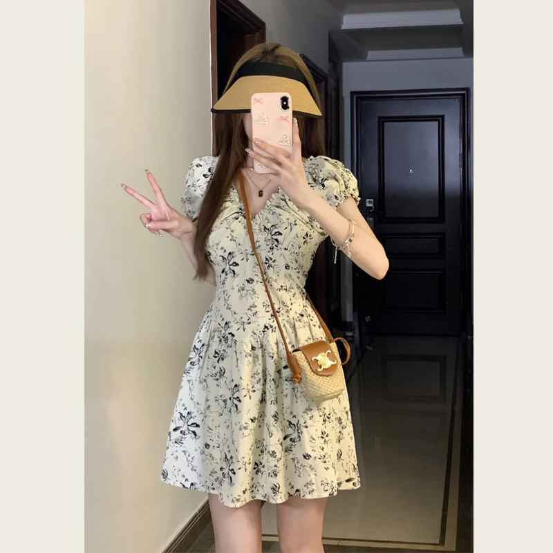 提问式：小个子女生夏日选新款法式碎花裙，泡泡袖 V 领收腰短裙真显瘦吗？
评测类：实测女夏新款小个子法式碎花连衣裙，泡泡袖 V 领收腰显瘦短裙咋样？