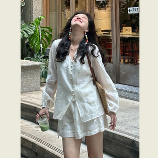 新中式国风杏色刺绣套装女夏季V领刺绣长袖衬衫高腰短裤两件套