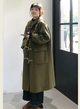 高级感绿色连帽长款呢子大衣女秋冬新款日系小个子牛角扣毛呢外套