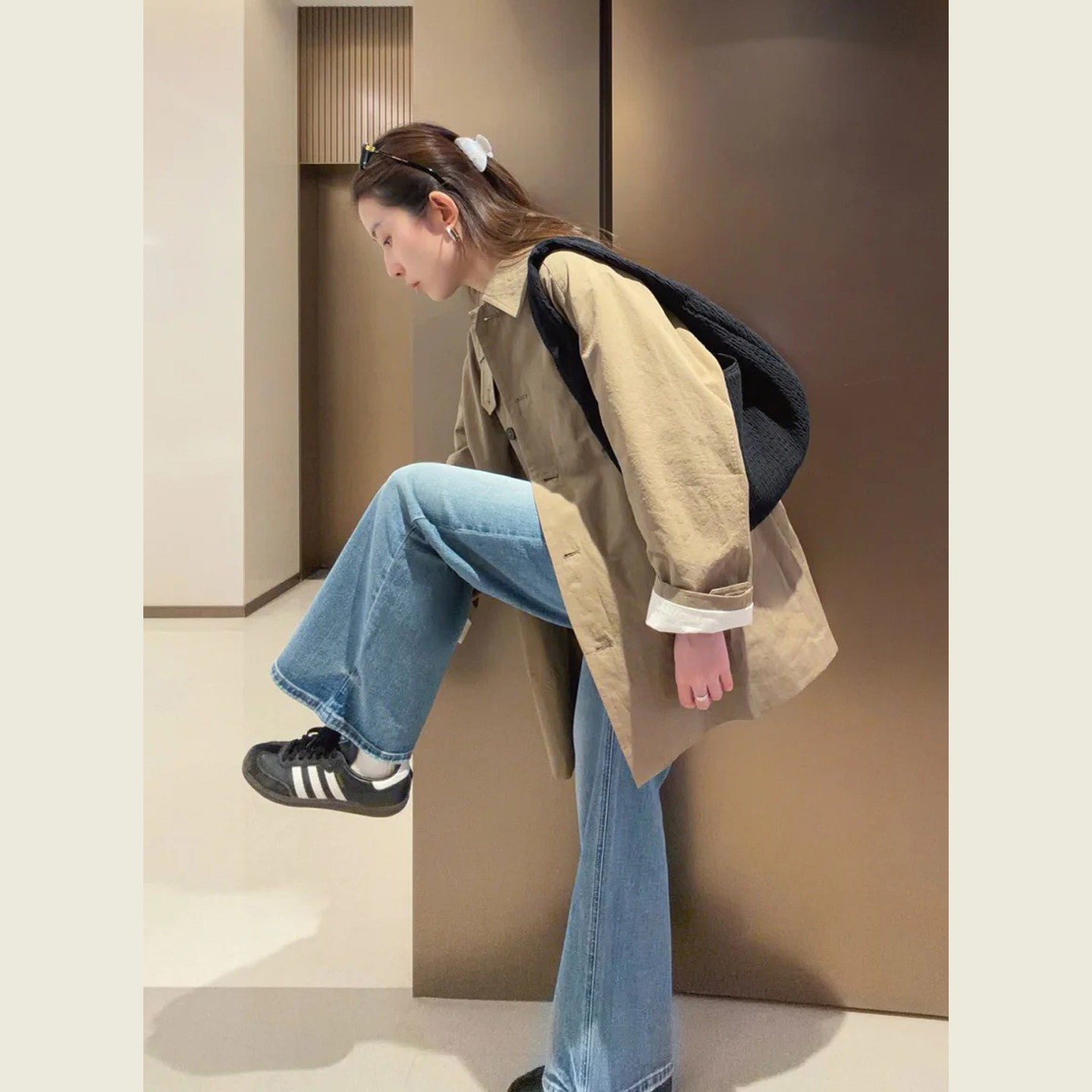 卡其绿领袢设计单排扣翻领风衣图片