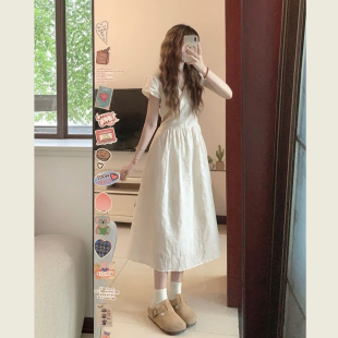 法式白色刺绣V领小飞袖连衣裙女夏季现款温柔风气质收腰显瘦长裙