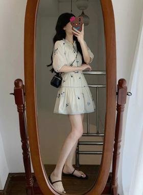 度假风白色碎花刺绣套装女夏季泡泡袖系带领上衣高腰半身裙两件套