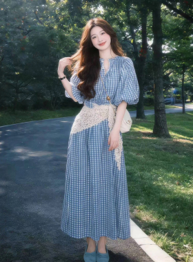 文艺风复古蓝色格纹连衣裙女夏季度假风泡泡袖V领收腰显瘦长裙