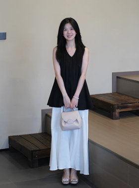 极简通勤风时尚套装女夏季黑色V领无袖上衣白色鱼尾半身裙两件套