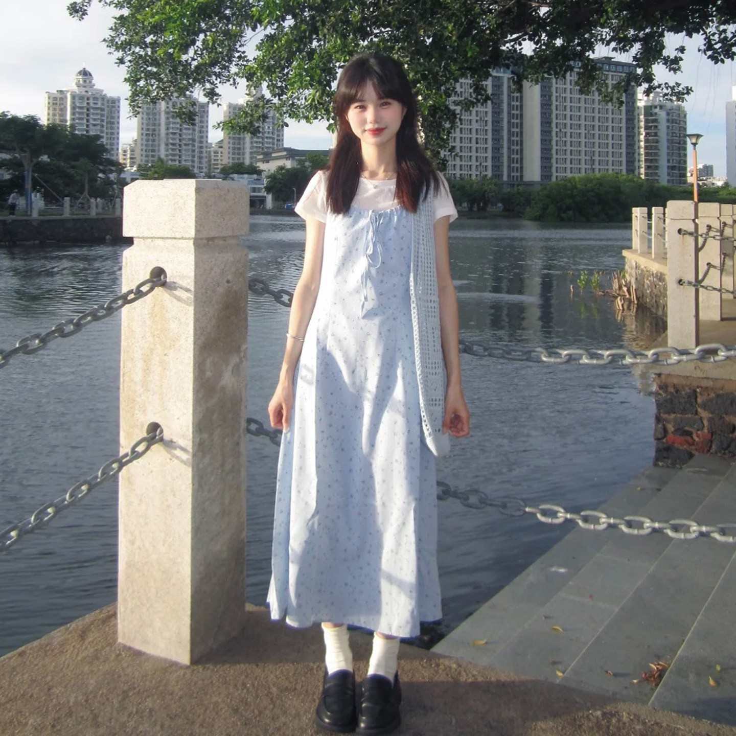 甜美度假风减龄套装女夏季白色T恤蓝色领口可调碎花吊带裙两件套