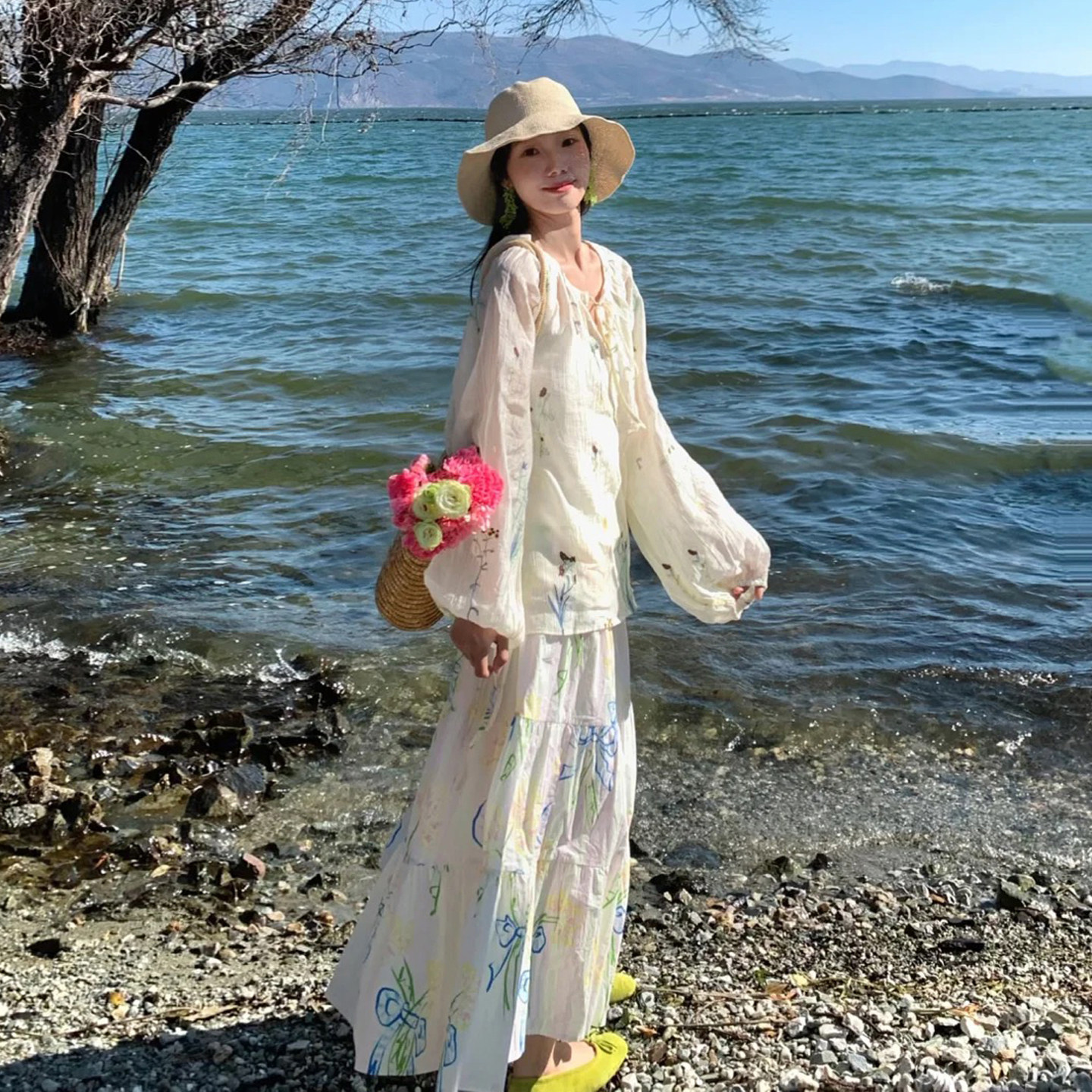 度假风甜美印花减龄套装女秋季杏色刺绣长袖衬衫高腰半身裙两件套