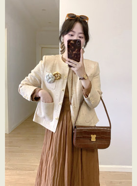 橡皮黄圆领立体纽扣小香外套