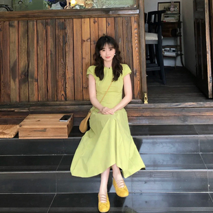 法式草黄绿一粒扣圆领收腰连衣裙女夏季简约通勤气质修身显瘦长裙