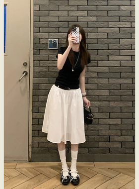 简约时尚休闲套装女夏季黑色修身短袖T恤白色蓬蓬中长伞裙两件套