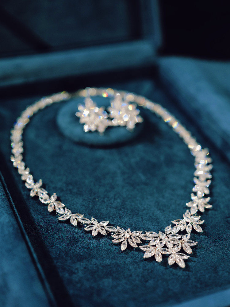 奢华大气高级感新娘一字肩晚礼服主婚纱项链配饰结婚晚宴轻奢小众