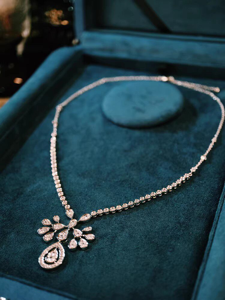 高级感新娘结婚主婚纱配饰礼服项链轻奢小众设计感吊坠锁骨链镀金