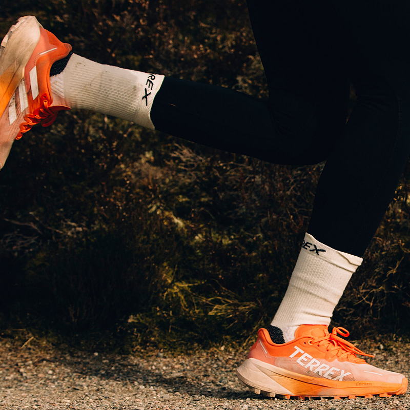 阿迪达斯女子轻便舒适耐磨跑鞋