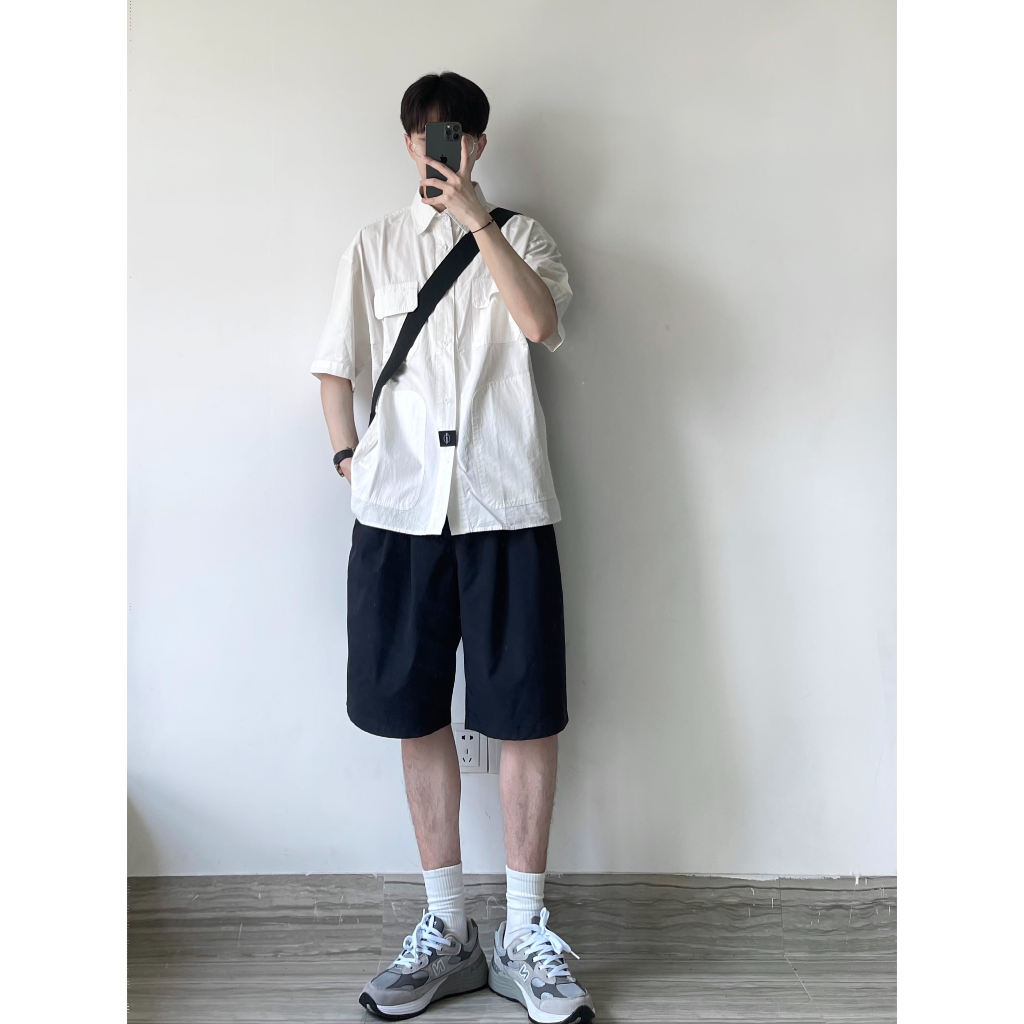 WHICHONE翻领半袖工装口袋设计
