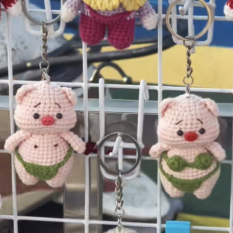 网红抖音同款小骚猪小屁兜猪比基尼猪猪钥匙扣挂件毛线材料包成品