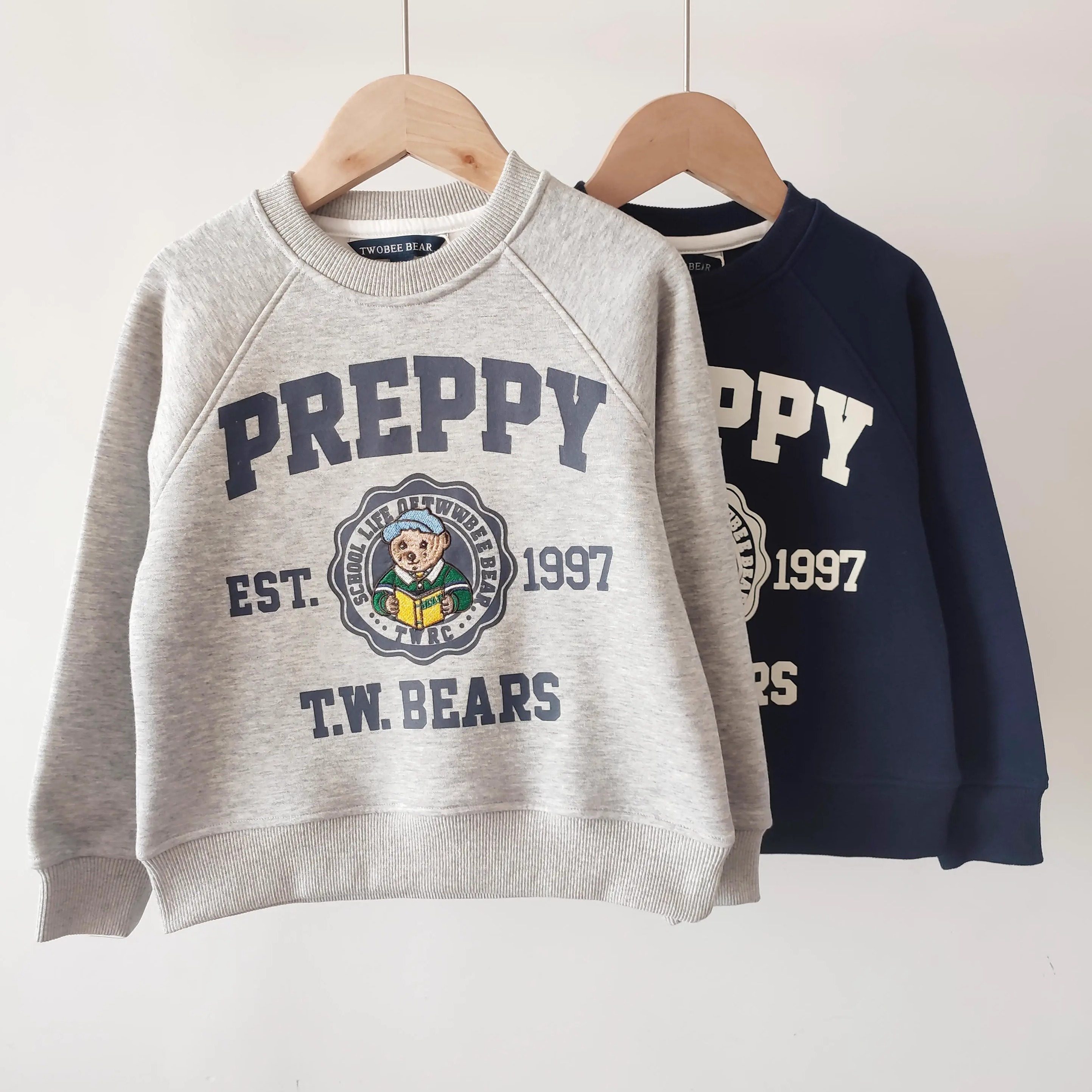 秋冬款2025小熊童装男童圆领加绒卫衣中大童圆领洋气两色加绒上衣