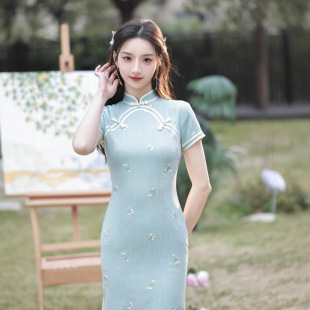2025花满絮新款中式蓝色绣花显瘦棉麻康莉短款双层旗袍妈妈