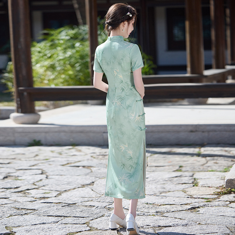 2025年春夏新款绿色丝绸提花淑女旗袍长款新中式日常可穿年轻款