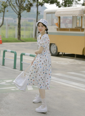 爱爱丸 白色碎花连衣裙V领泡泡袖收腰中长款大摆森系甜美小清新