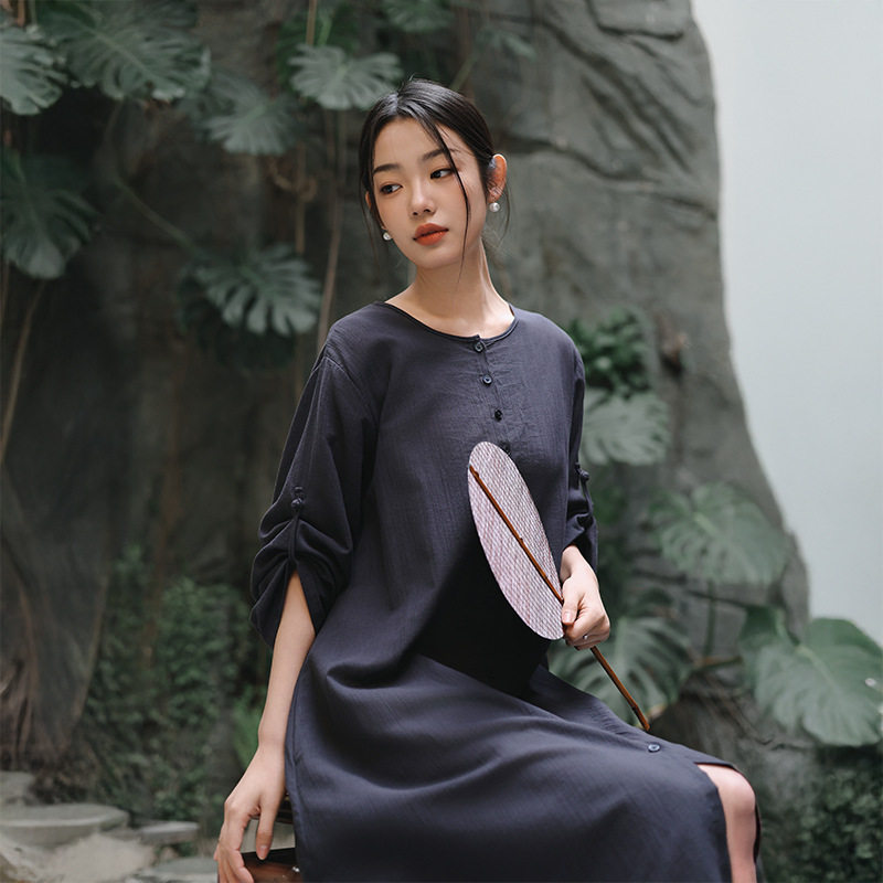 芬妮小姐纯色单排扣连衣裙 2025春季新款长袖圆领起皱棉麻中长裙
