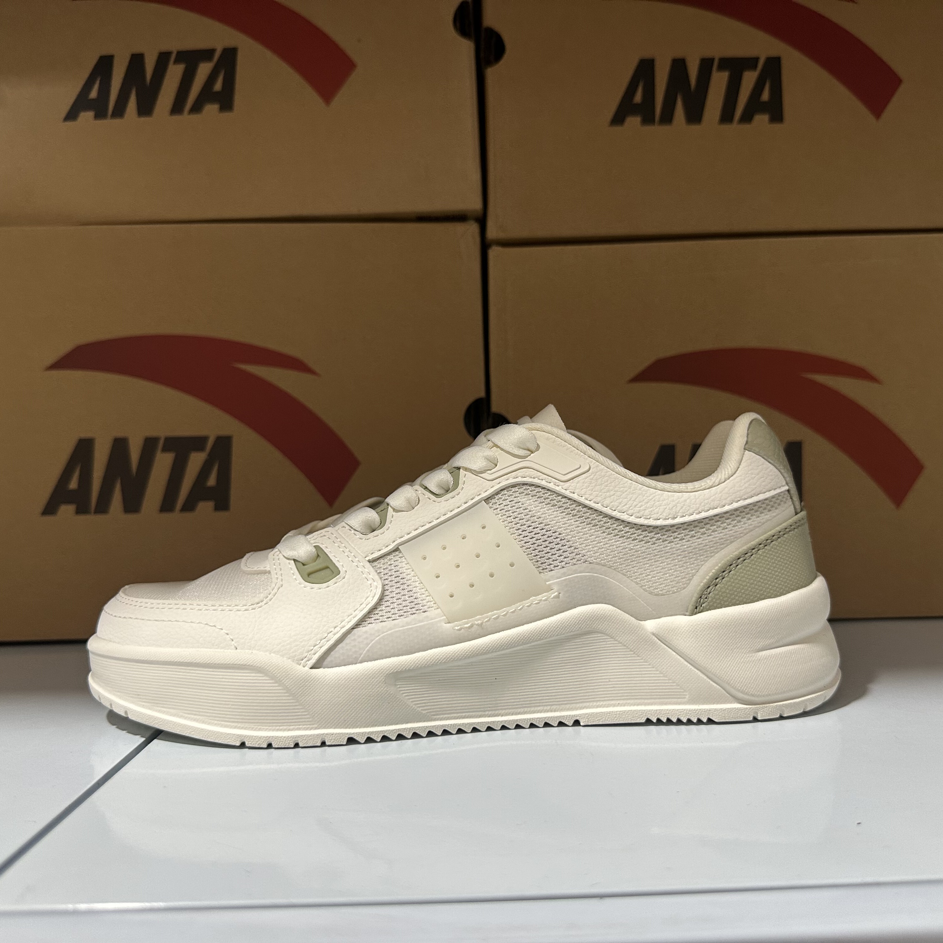 安踏夏季网面透气防滑耐磨舒适减震增高百搭运动休闲鞋 112428013