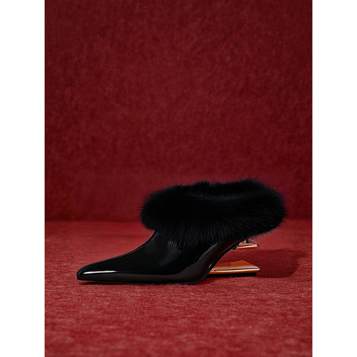 金属异型跟漆皮尖头貂毛穆勒鞋女