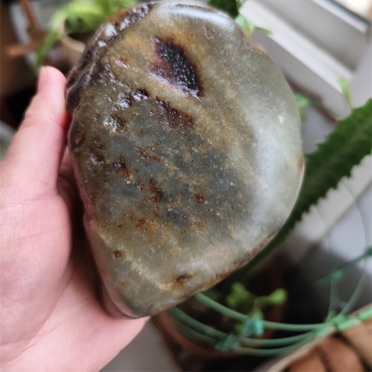 新疆和田玉籽料原石858克