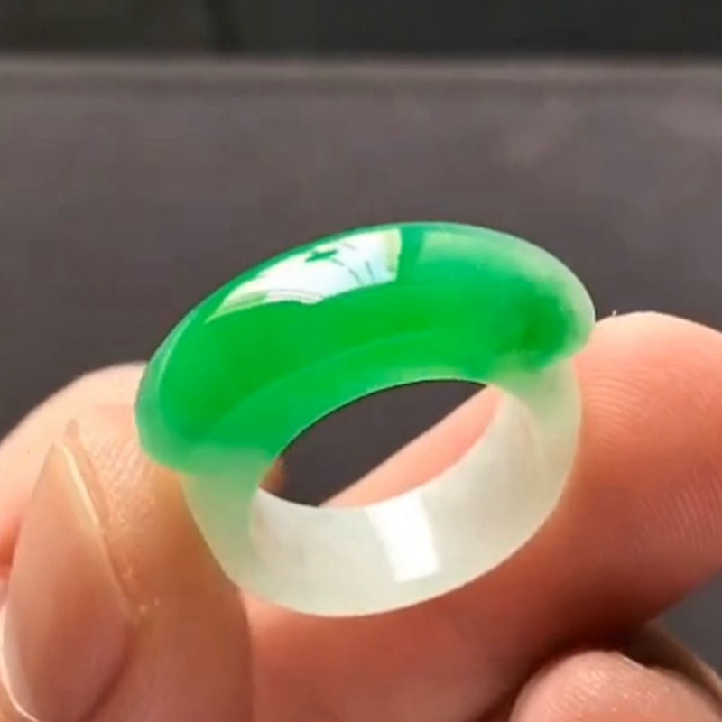 翡翠戒指男士冰种方形帝王绿蛋面翡翠马鞍戒面满绿冰种正阳绿戒指
