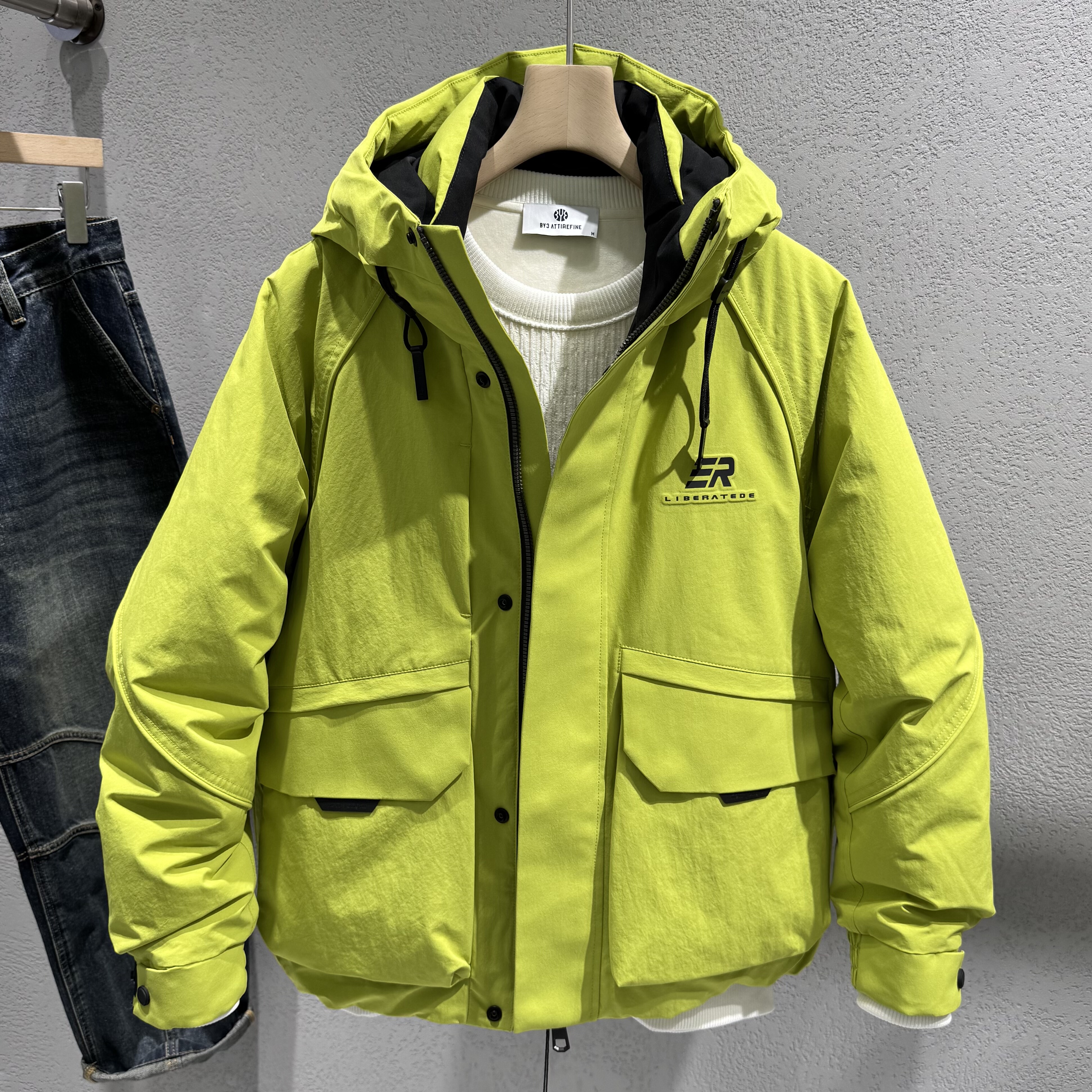 男士工装连帽羽绒服2025冬季新款青年流行休闲短款90白鸭绒外套男