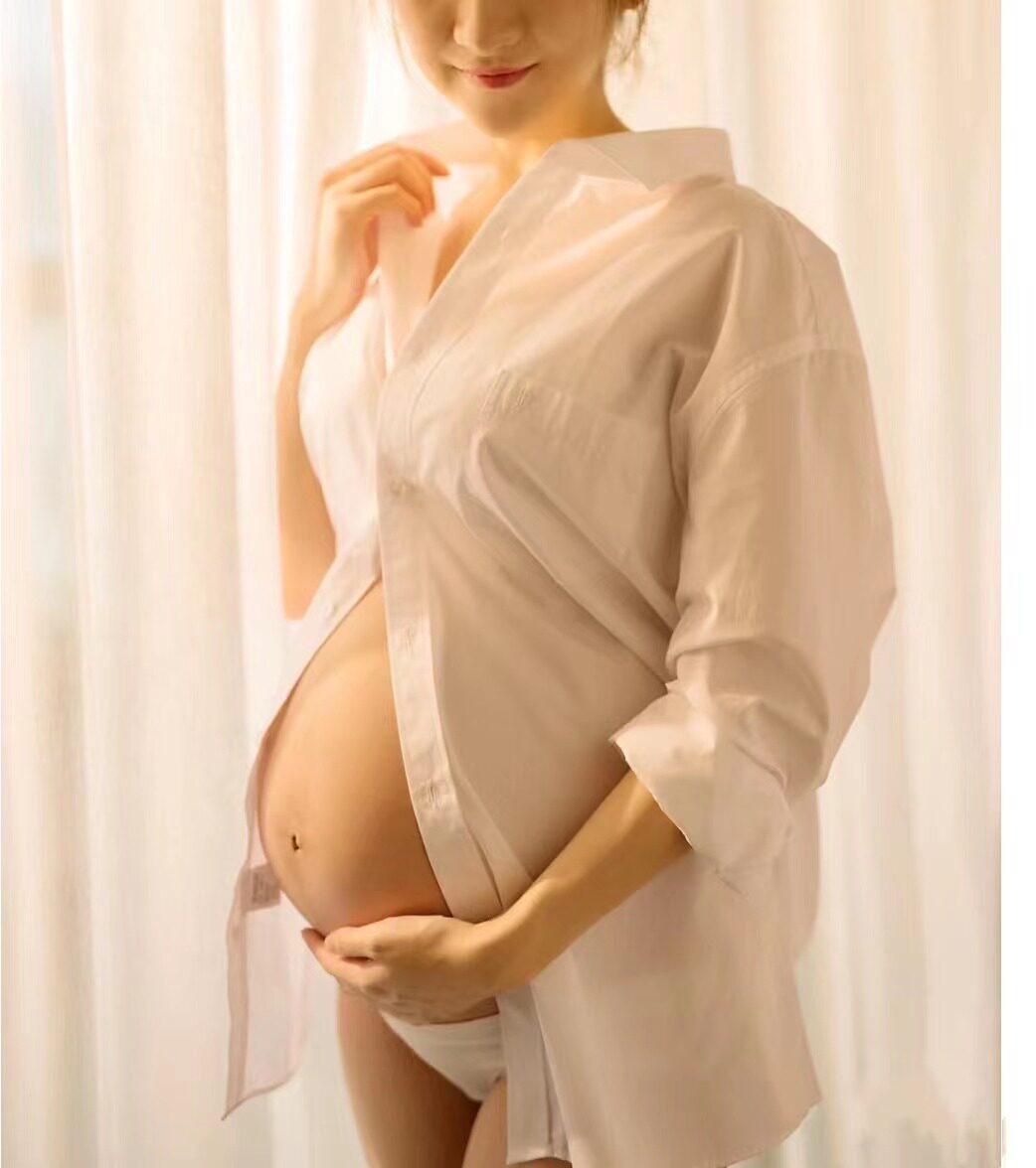 출산 사진 흰색 셔츠 섹시한 순수한 욕망 홈 스타일 사진 스튜디오 임신 엄마 사진 배꼽 사진 셔츠