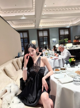 LOCK KK重工镶钻一字肩挂脖收腰连衣裙女气质高级感a字短裙小黑裙