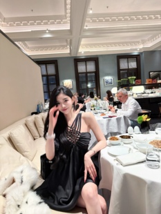 LOCK KK重工镶钻一字肩挂脖收腰连衣裙女气质高级感a字短裙小黑裙