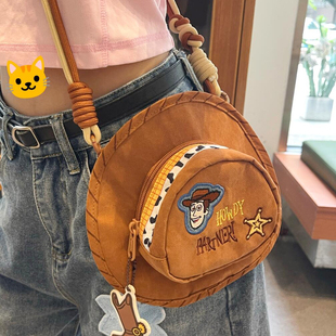 卡通玩具总动员胡迪帽子斜跨包女2025新款潮可爱复古刺绣单肩包