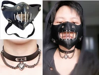 Медицинская маска, чокер в виде сердечка