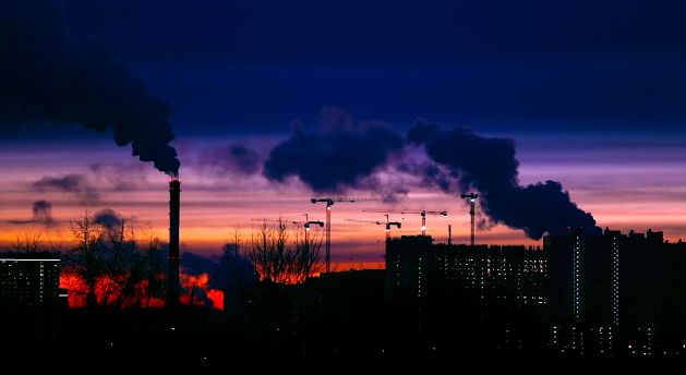 夜晚化学工业工厂烟囱大量排放烟雾废弃物影响环境实拍视频素材