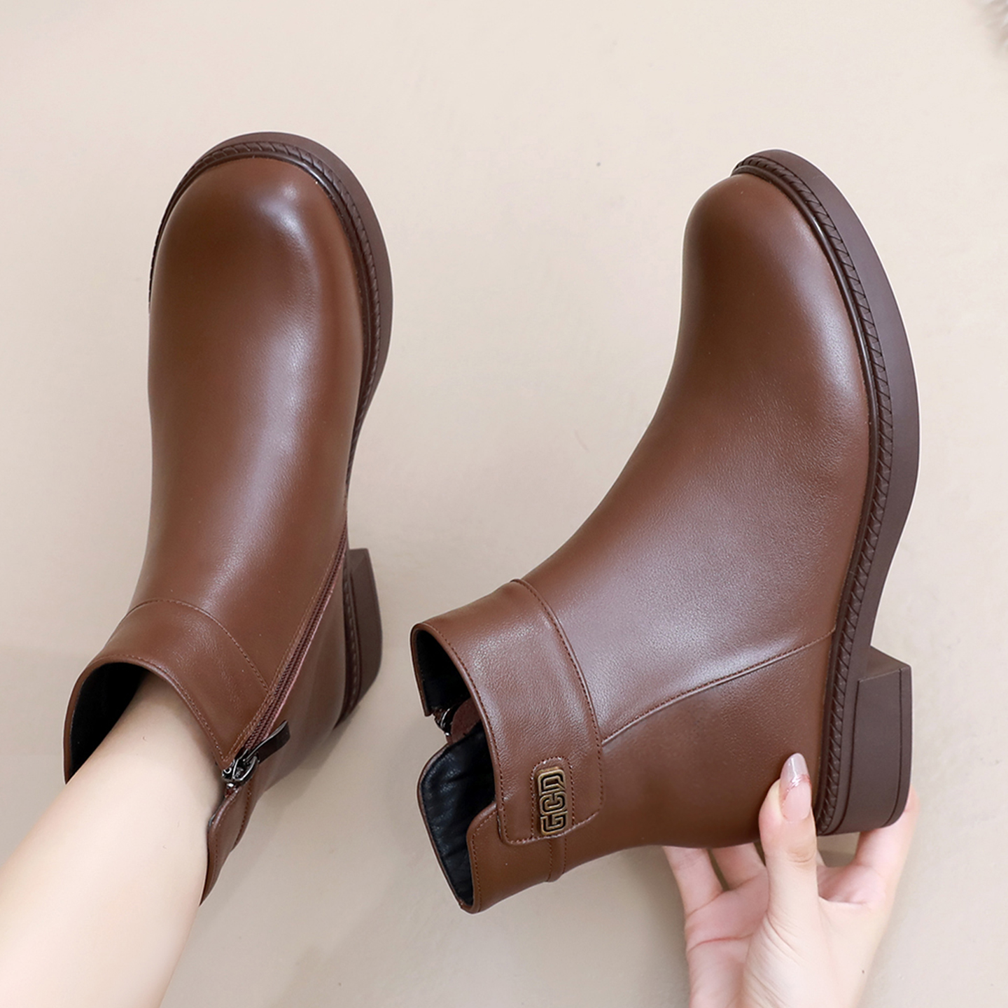 真皮短靴女平底冬季皮鞋加绒保暖妈妈鞋软底大码中老年人薄绒棉鞋